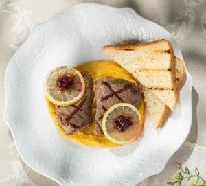 Фото товара 'Медальон по чешски с соусом из сельдерея'