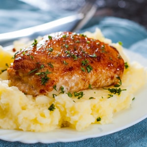 Фото товара 'Курочка жареная с пюре и соусом'