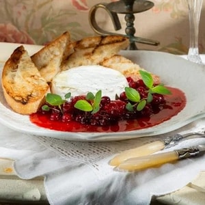 Фото товара 'Запеченый сыр бри с брусничным соусом'