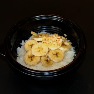 Фото товара 'Каша рисовая с бананом и слайсами арахиса'