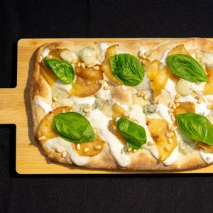 Фото товара 'Римская пицца с грушей и горгонзолой'