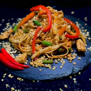 Фото товара 'Удон с курицей в соусе Шрирача'