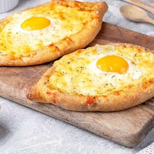 Фото товара 'Хачапури по аджарски с сыром сулугуни 2 шт'