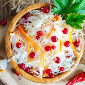 Фото товара 'Квашеная капуста с клюквой и маслом'