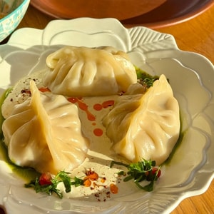 Фото товара 'Дагестанские манты в сливочно-сметанном соусе'