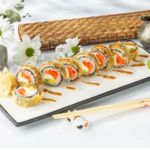 Фото товара 'Темпура ролл с лососем и пикантным соусом'