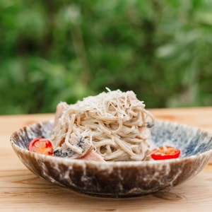 Фото товара 'Спагетти с ветчиной и грибами  в соусе песто'
