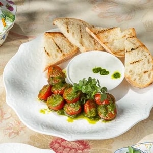 Фото товара 'Конфи со взбитой фетой и помидорами черри'