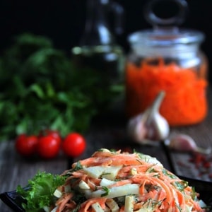Фото товара 'Салат с колбасками и корейской морковью'