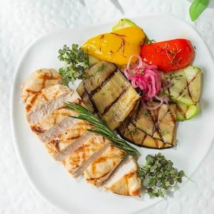 Фото товара 'Куриная грудка на паровом гриле с овощами'