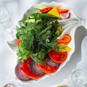 Фото товара 'Овощная тарелка Поляна с зеленью'