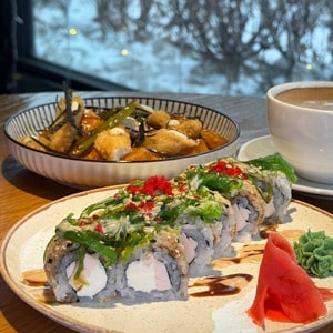 Фото товара 'Ролл Сырный с чукой и цыпленком'