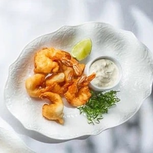 Фото товара 'Тигровые креветки в кляре с соусом тартар'