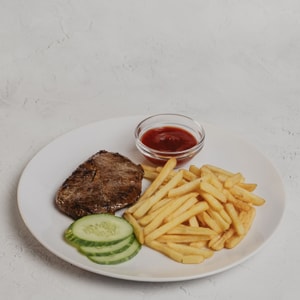 Фото товара 'Свинина отбивная с картошкой фри'