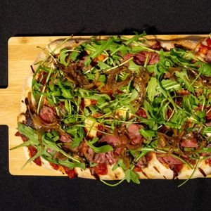 Фото товара 'Римская пицца с ростбифом и рукколой'