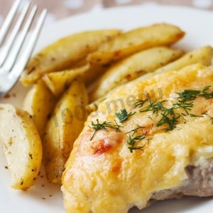 Фото товара 'Свиная отбивная с грибами и сыром + картошечка'