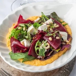 Фото товара 'Салат с печеной свеклой и муссом из тыквы'