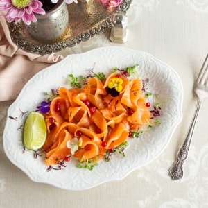 Фото товара 'Лосось шеф посола с брусникой'