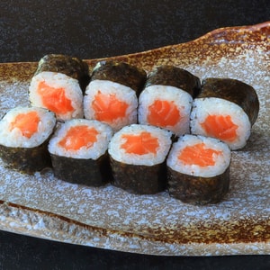 Фото товара 'Хосомаки классика с лососем и сливочным сыром'