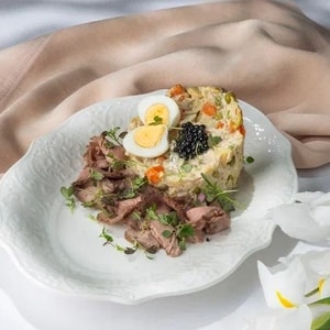 Фото товара 'Салат Оливье с ростбифом и яблоком'