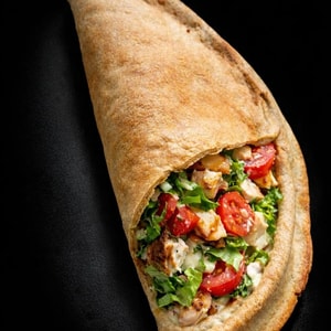 Фото товара 'ЗАКРЫТАЯ ПИЦЦА С КУРИЦЕЙ И ГРИБАМИ'