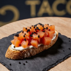 Фото товара 'Брускетта с лососем ( 2шт)'