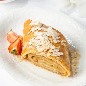 Фото товара 'Яблочный штрудель с шариком мороженого'