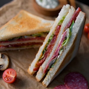 Фото товара 'Сэндвич с колбаской'