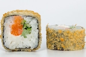 Фото товара 'Ролл с лососем и огурцом в темпуре'