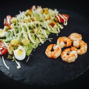 Фото товара 'Салат Цезарь с креветкой'