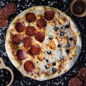 Фото товара 'Пицца половинки пепперони-маргарита'