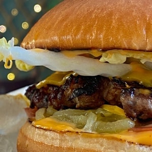 Фото товара 'БУРГЕР С ДОМАШНЕЙ КОТЛЕТОЙ В БУЛКЕ БРИОШЬ'