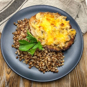 Фото товара 'Свиная отбивная с гречкой и соусом'