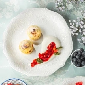 Фото товара 'Сырники со сметаной с ягодным соусом'