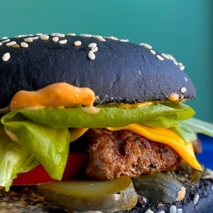 Фото товара 'БУРГЕР С ДОМАШНЕЙ КОТЛЕТОЙ В ЧЕРНОЙ БУЛКЕ'