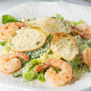 Фото товара 'Салат Цезарь с креветками'