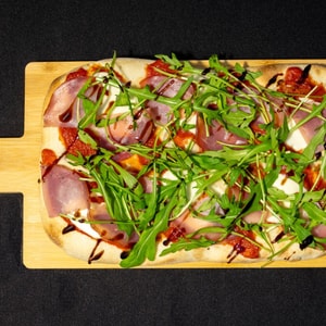 Фото товара 'Римская пицца с балыком и вялеными томатами'