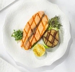 Фото товара 'Лосось с соусом песто и овощами гриль'