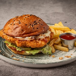 Фото товара 'Бургер с курицей и беконом'