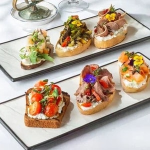 Фото товара 'Брускетта с креветкой и моцареллой'