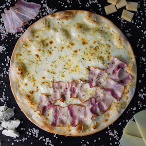Фото товара 'Пицца половинки 4 сыра-бекон'