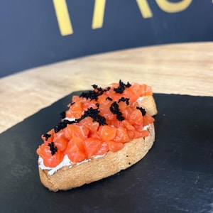 Фото товара 'Брускетта с лососем ( 2шт)'