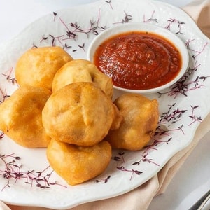 Фото товара 'Шампиньоны в кляре с соусом сальса'