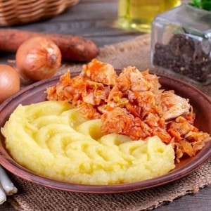 Фото товара 'Картофельное пюре с тушеной капустой и мясом'