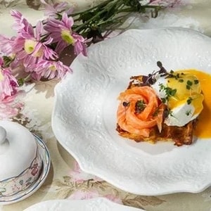 Фото товара 'Вафли из картофеля с лососем и яйцом пашот'