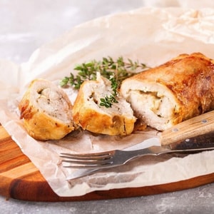 Фото товара 'рулетик куриный с грибами и луком+гречка'