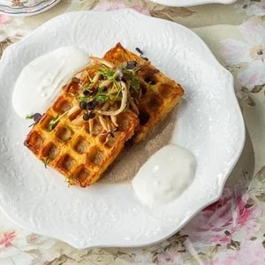 Фото товара 'Вафли из картофеля с вешенками и сметаной'