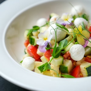 Фото товара 'Салат из свежих овощей с копчёным оливковым маслом'