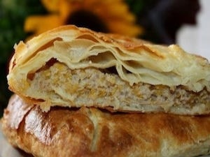 Фото товара 'Кулебяка с мясом из слоеного дрожжевого теста'