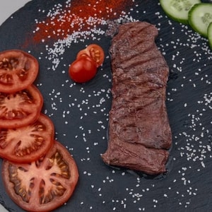 Фото товара 'Стейк стриплойн с овощным салатом'